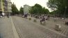 Die INGREDIENTS machen Straßenmusik auf der Admiralbrücke (Quelle: Dokfilm)