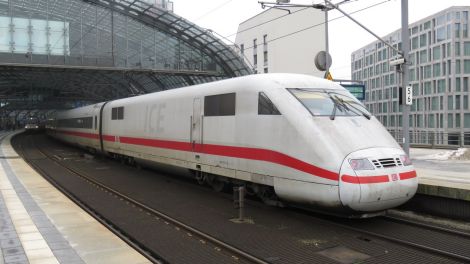 ICE fährt aus dem Berliner Hauptbahnhof; Bild: colourbox.com