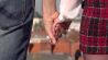 Mann und Frau halten Händchen; Bild: rbb/LABO M
