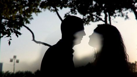 Mann und Frau im Gegenlicht, Bild: rbb/LABO M