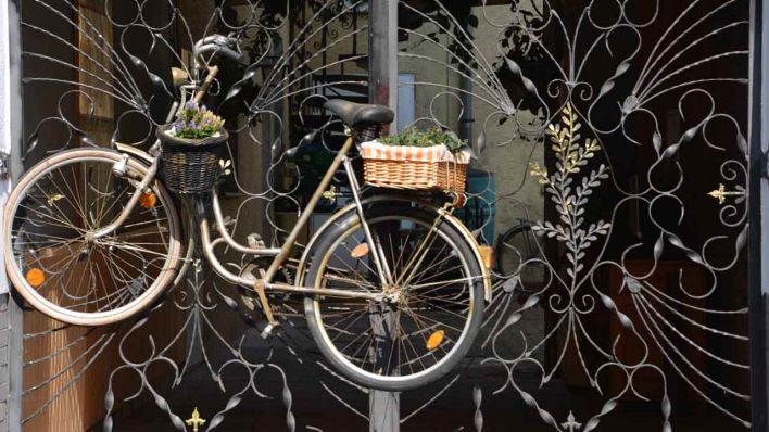 Fahrrad reingehängt in ein Tor (Quelle: rbb)