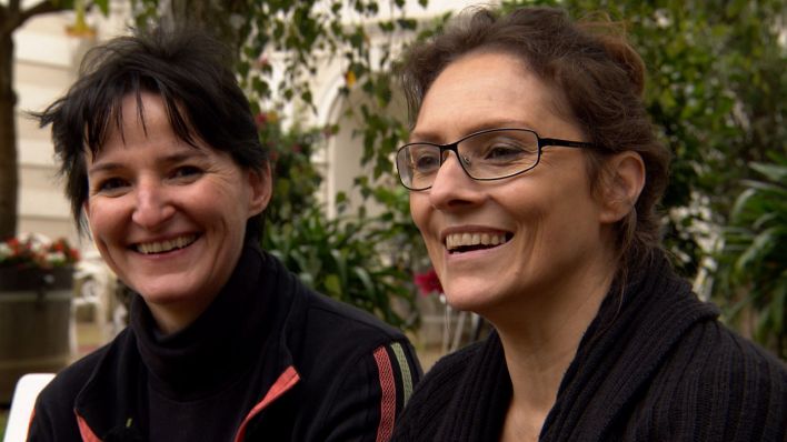 Die Künstlerinnen Jaqueline Wachall und Klaudia Stoll aus Wiepersdorf im Interview (Quelle: rbb)