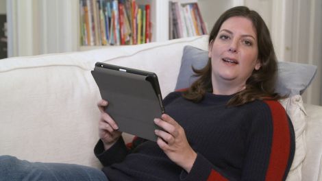 Janna Falkenstein mit tablet auf dem Sofa. Quelle: rbb/South&Browse