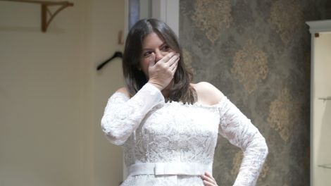 Janna Falkenstein betrachtet sich im Brautkleid. Quelle: rbb/South&Browse