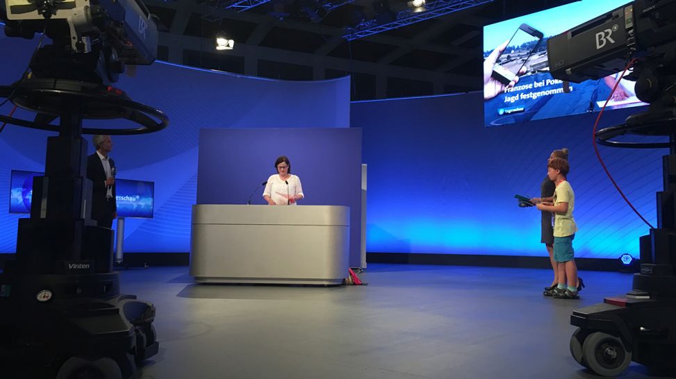 Zuschauerin moderiert die Tagesschau auf der IFA ARD-Bühne (Quelle: rbb/Daniel Schwertfeger)