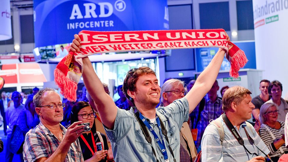 Fan vom 1. FC Union Berlin freut sich über den Besuch seiner Lieblingsmannschaft (Quelle: rbb/Matthias Nareyek)