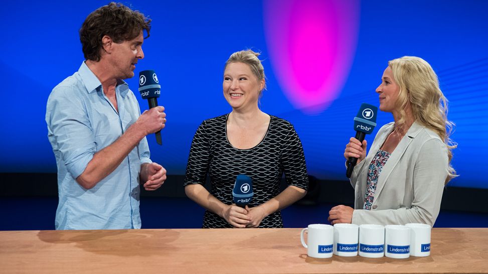 Sybille Waury und Gunnar Solka mit Moderatorin Singa Gätgens (Quelle: Matthias Nareyek)