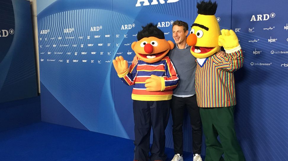 Alexander Bommes mit Ernie und Bert (Quelle: rbb)