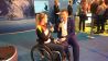 Olympia-Siegerin im Rollstuhl-Basketball und Parakanutin Edina Müller mit Moderator Rene Kindermann (Quelle: rbb)