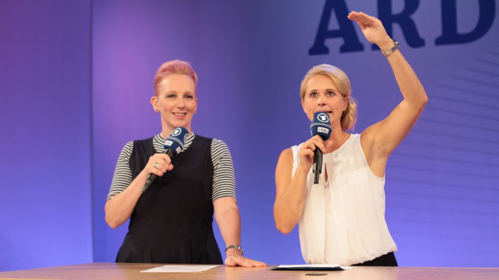 Silke Super und Singa Gätgens auf der IFA 2018 (Quelle: rbb/Julia Vogel)