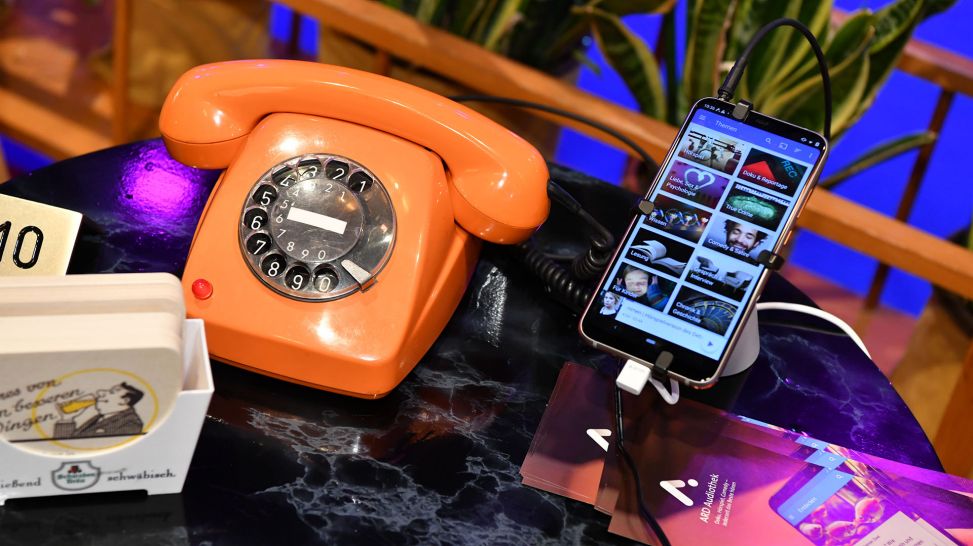 Oldschool vs. Modern: altes Telefon und Smartphone (Quelle: rbb/Claudius Pflug)