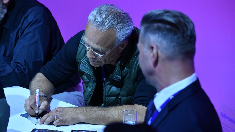 Klaus J. Behrendt beim Autogrammeschreiben auf der ARD IFA 2019 (Quelle: rbb/Claudius Pflug)