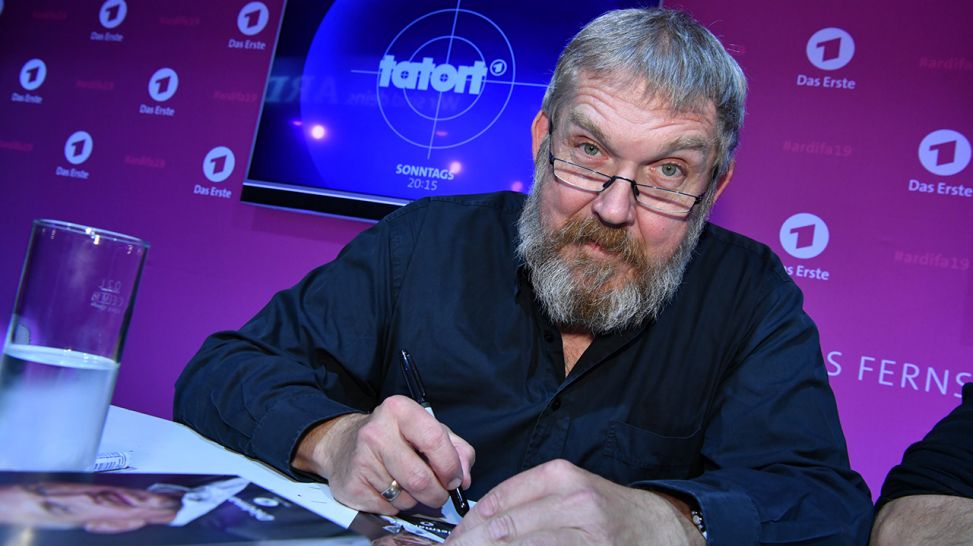 Dietmar Bär beim Autogrammeschreiben auf der ARD IFA 2019 (Quelle: rbb/Claudius Pflug)