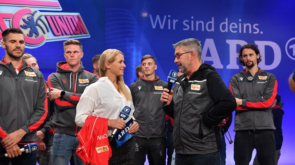 Singa Gätgens, Urs Fischer und die Mannschaft von Union Berlin auf der ARD IFA 2019 (Quelle: rbb/Claudius Pflug)