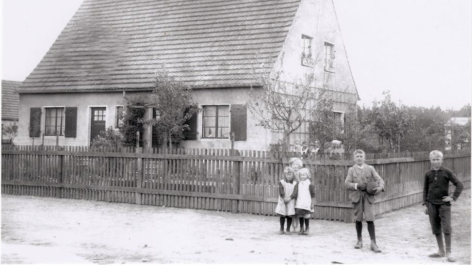 Siedlungsbau für Bergmannsfamilien in Domsdorf in den 1920er Jahren, Kindergruppe vor einem Haus; Bildquelle: Freundeskreis Technisches Denkmal Brikettfabrik LOUISE Domsdorf e.V./Kroll