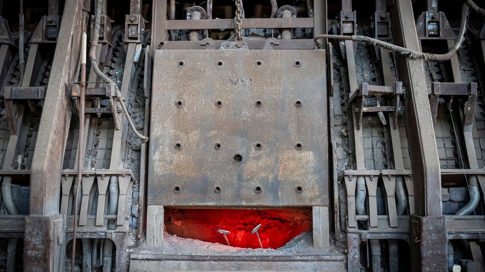 Industriemuseum Brandenburg: Blick auf eine Feuerklappe des Siemens-Martin-Hochofens, Foto: rbb / Jörg Pitschmann