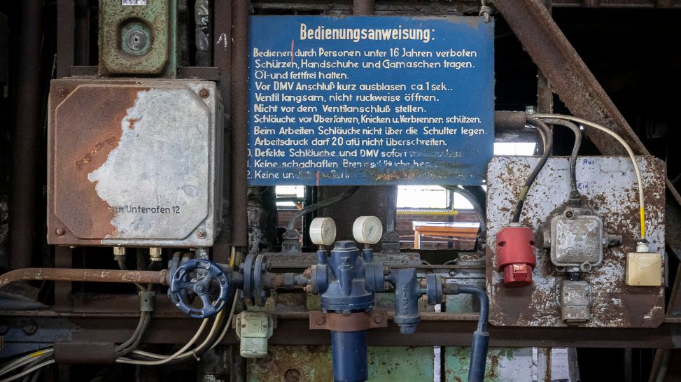 Industriemuseum Brandenburg: Bedienungselemente eines Unterofens, Foto: rbb / Jörg Pitschmann