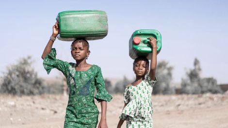 Afrikaische Mädchen mit Trinkwasser (Quelle: AdobeStock/Riccardo Mayer)