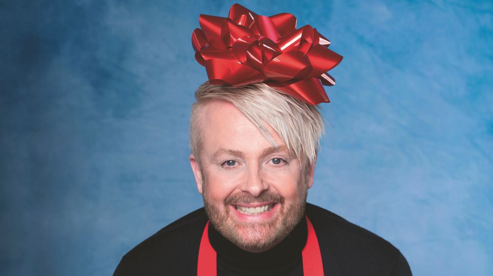 Ross Antony mit Weihnachtsschleife auf dem Kopf; Quelle: Jens van Zoest