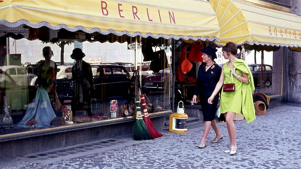 Frauen beim Shoppen am Kurfürstendamm in Berlin. Bild: rbb/Timeline Images/Jürgen Wagner
