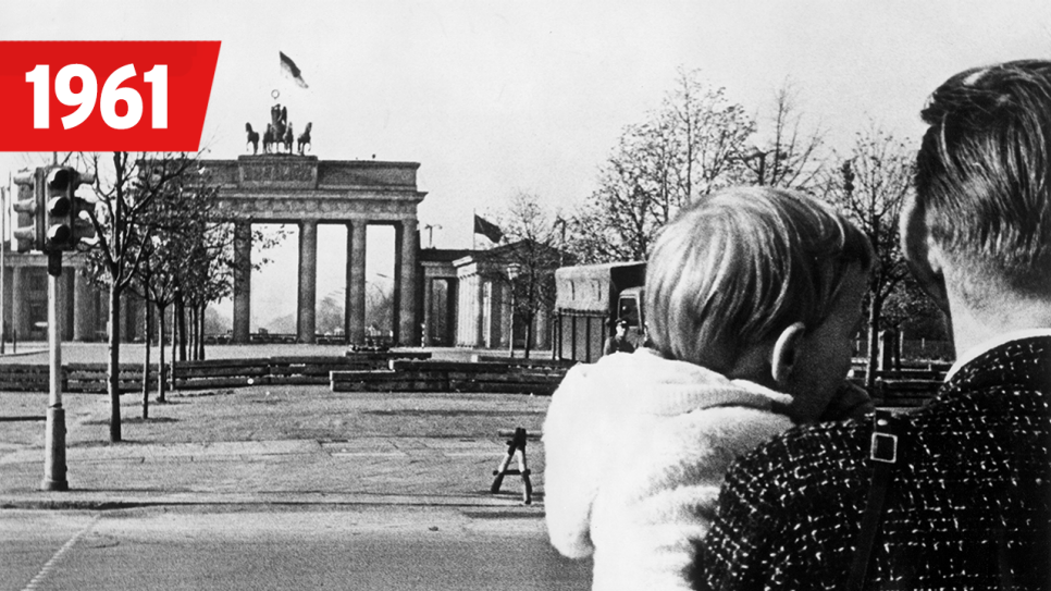 Blick vom Ostsektor auf die Straßensperren vor dem Brandenburger Tor, Oktober 1961, Quelle: akg-images