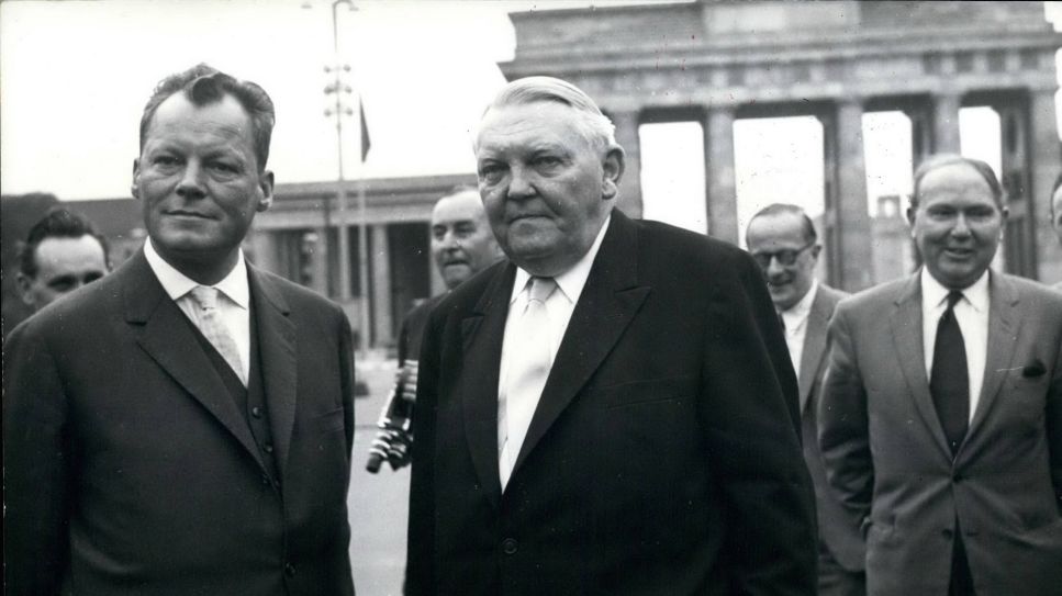 Willy Brandt und der damilge Bundesfinanzminister Ludwig Erhard bei einem Besuch in Berlin, Quelle: imago