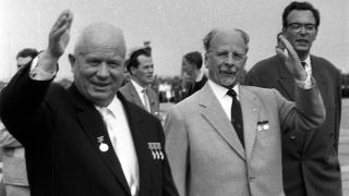 Nikita Chruschtschow (li., UdSSR-Staatschef) und Walter Ulbricht (Mitte, DDR-Staatsratsvorsitzender) 1963 bei dem Besuch in Ost-Berlin, Quelle: imago/Marco Bertram