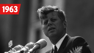 US-Präsident John F. Kennedy (1917-1963), USA (Demokratische Partei), Präsident der USA (1961-1963), bei seinem Berlin-Besuch, hält eine Rede auf dem Balkon des Schöneberger Rathauses, Quelle: imago/Sven Simon