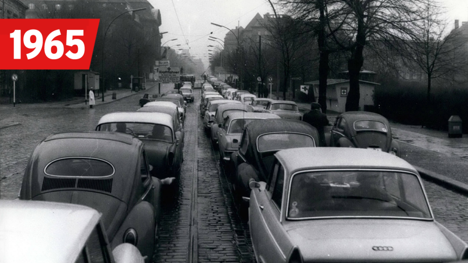 Lange Auto-Schlange vor dem Übergang nach Ost-Berlin an der Invalidenstraße, Quelle: imago/ZUMA/Keystone