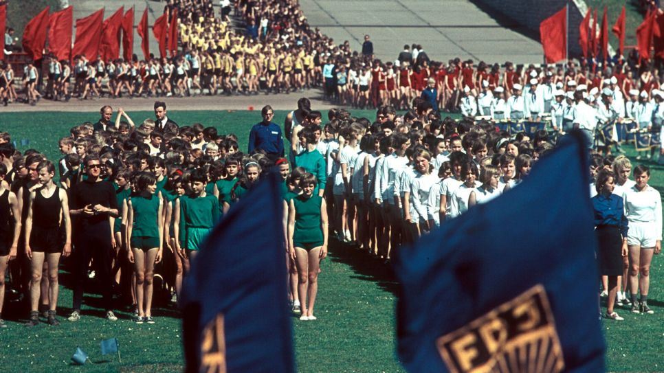 Fahnenappell während der offiziellen Eröffnungszeremonie des Turn- und Sportfestes 1968 im Berliner Stadion der Weltjugend