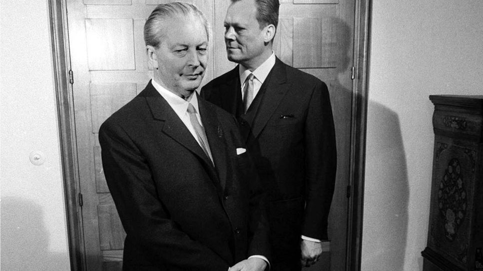 Vizekanzler Willy Brandt (re., SPD) und Bundeskanzler Hans Georg Kiesinger (CDU/CSU), Quelle: imago/Sven Simon