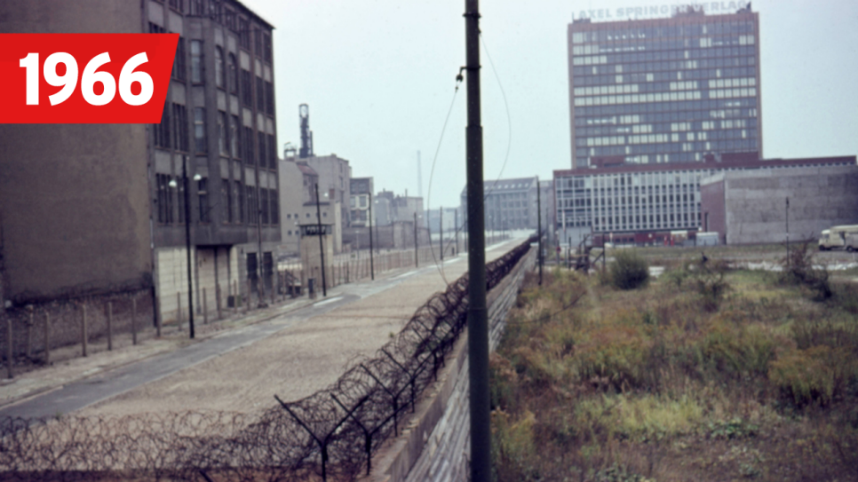 Stadtansicht, Todesstreifen zwischen Mitte und Kreuzberg, im Hintergrund das Verlagshaus Axel Springer, Quelle: imago