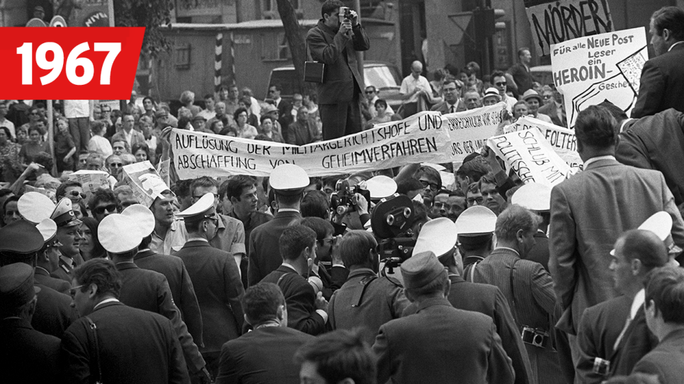 Tumulte vor dem Schöneberger Rathaus in Berlin am 2.6.1967 wegen des Besuch des persischen Herrscherpaares Kaiser Schah Reza Mohammed Pahlavi und Kaiserin Farah Diba, Quelle: dpa