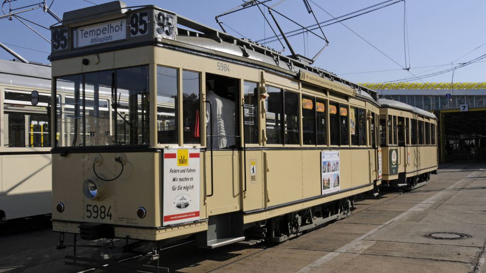 Straßenbahn Baujahr 1925 - in Ostberlin war sie bis 1969 im Einsatz. Quelle: imago/Hohlfeld