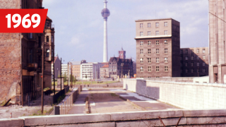 Blick vom Westberlin auf den Fernsehturm am Alexanderplatz, Rotes Rathaus, 1969 Quelle: imago/serienlicht