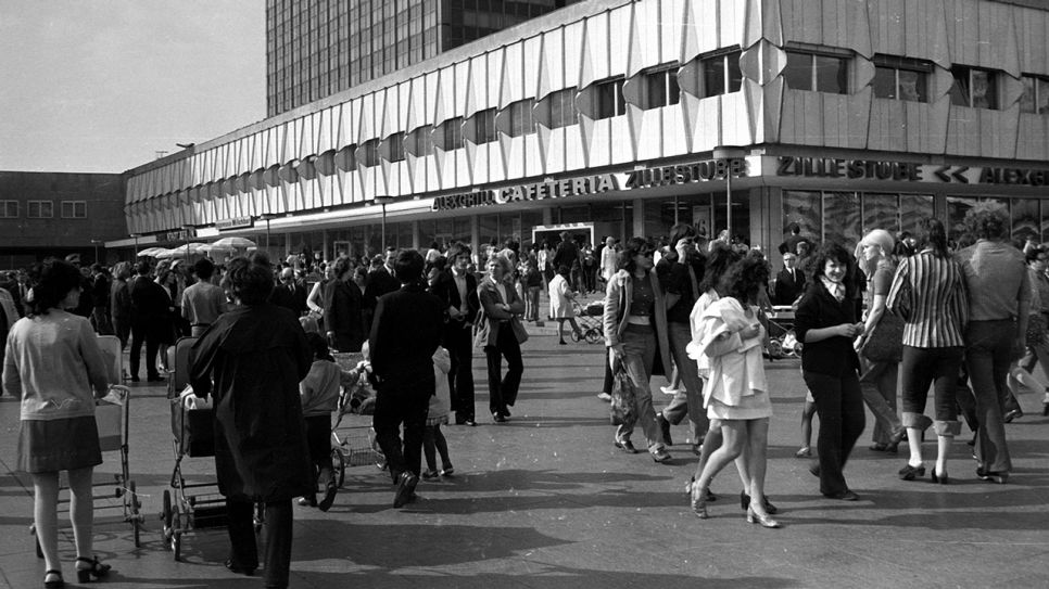 Passanten drängen sich vor dem HOTEL STADT BERLIN mit der Cafeteria Zillestube auf dem Alexanderplatz im Ostberliner Bezirk Mitte ,1970, Bild: imago/Marco Bertram