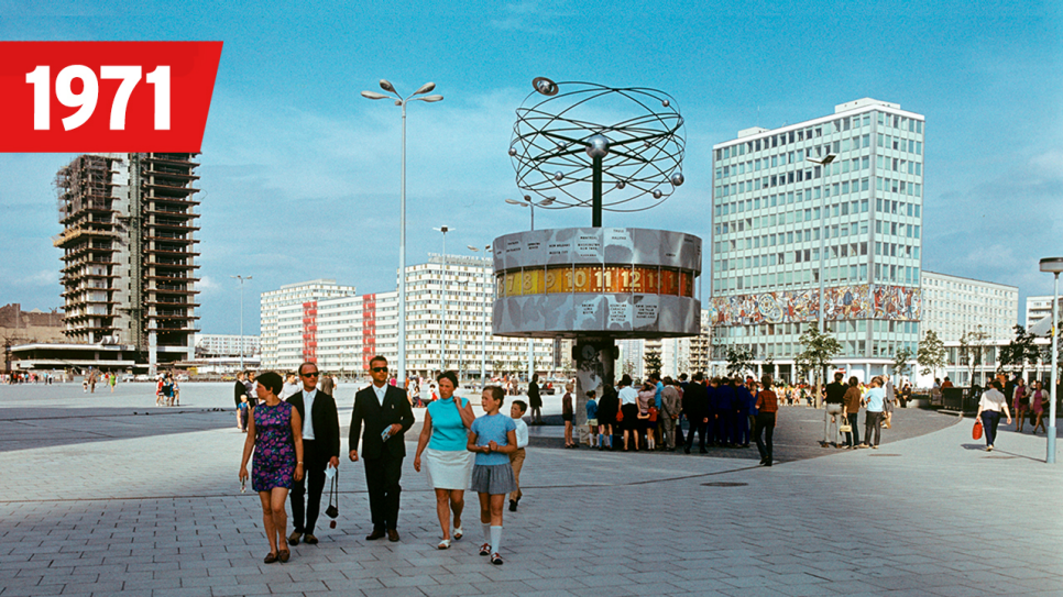 Touristen und Einheimische flanieren über den neu gestalteten Berliner Alexanderplatz, Bild: akg-images/ddrbildarchiv.de