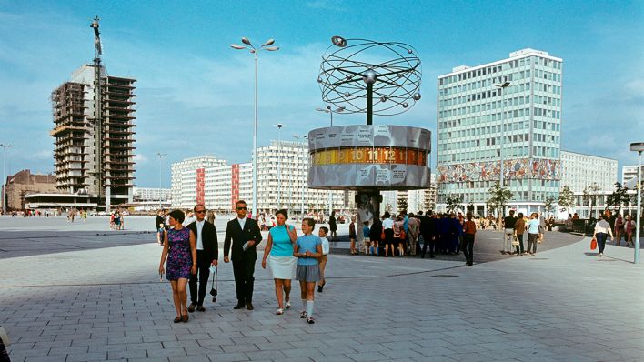 Touristen und Einheimische flanieren über den neu gestalteten Berliner Alexanderplatz, Bild akg-images/ddrbildarchiv.de