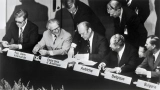 Die politischen Führer von 35 Staaten Europas und Nordamerikas unterzeichneten am 1. August 1975 in Helsinki feierlich die KSZE-Schlussakte, Bild: dpa