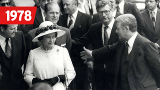 Der Bundeskanzler Helmut Schmidt begrüßt die Queen und den Prinz von Edinburgh in Berlin am 25.05.1978, Bild: imago/ZUMA/Keystone