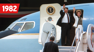 U.S. Präsident Ronald Reagan mit seiner Frau Nancy am Flughafen Berlin (8. Mai 1981), mit dem Schriftzug 1982 (rbb Grafik), Bild: imago images/ ZUMA Press