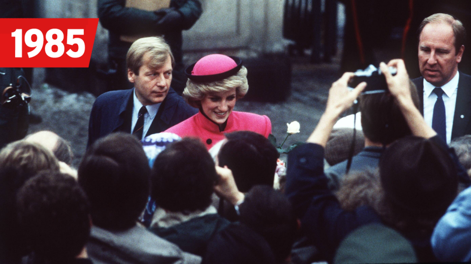 Lady Diana Princess of Wales (pinkes Kostüm) in Berlin, hinter ihr steht Eberhard Diepgen, vor Menschen stehend Empfang draußen, Bild: imago images/ teutopress