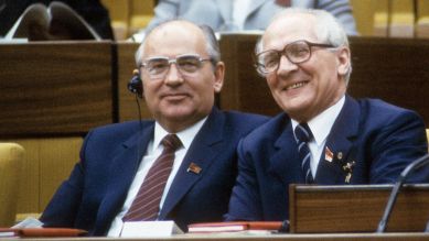 Generalsekretär Michail Gorbatschow (li., Sowjetunion) und Staatsratsvorsitzender Erich Honecker (DDR/SED) in Berlin Ost, 1986, Bild: imago images /Sven Simon