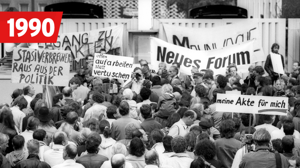Demo vor der ehemaligen Stasi-Zentrale in der Normannenstraße in Berlin-Ost