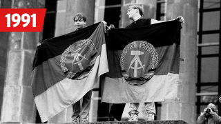 1. Mai, Kundgebung am Reichstag, zwei Jugendlich mit DDR - Fahne (dem deutschen Volke),
