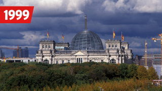 Dunkle Wolken über dem Reichstag - Berlin 15.10.1999, Bild: imago images / Herb Hardt