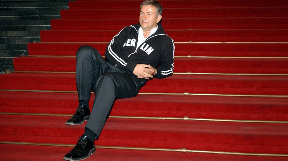 Klaus Wowereit (SPD/Regierender Bürgermeister von Berlin, 13.08.2003) sitzt auf der Treppe des Roten Rathauses in Berlin, Bild: imago images / Uwe Steinert