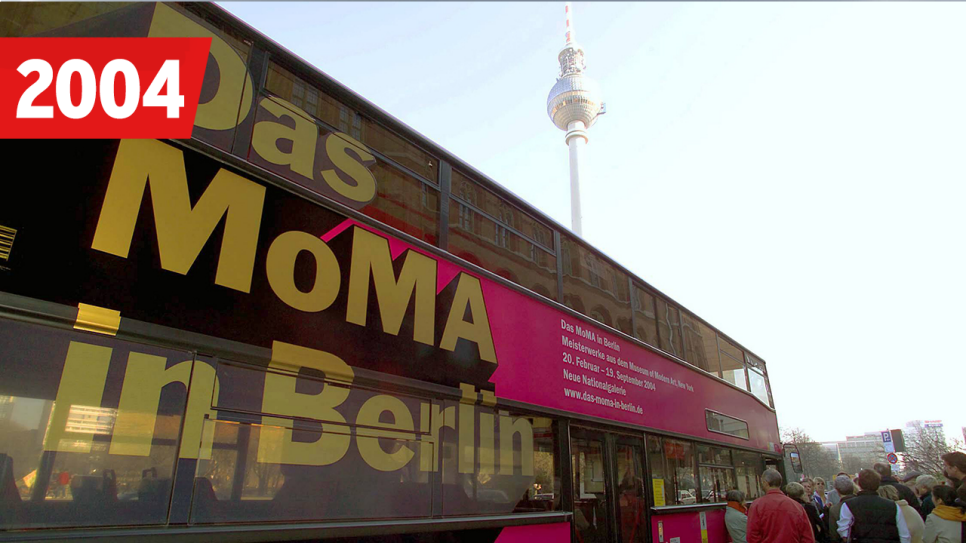 Das MoMA-Mobil bringt Sie direkt zur gastierenden Ausstellung in Berlin, 2004, (roter Balken mit Jahreszahl 2004, rbb) Bild: imago images/PEMAX