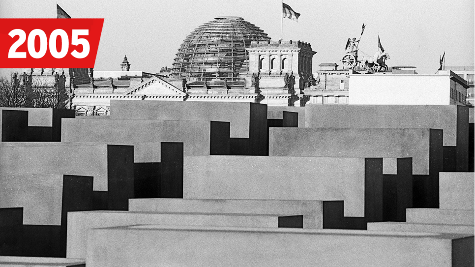 Holocaust - Mahnmals, im Hintergrund links die Kuppel des Reichstag (Deutscher Bundestag), rechts die Quadriga auf dem Brandenburger Tor, Berlin-Mitte, 15.12.2004, Bild: imago images / Rolf Zöllner