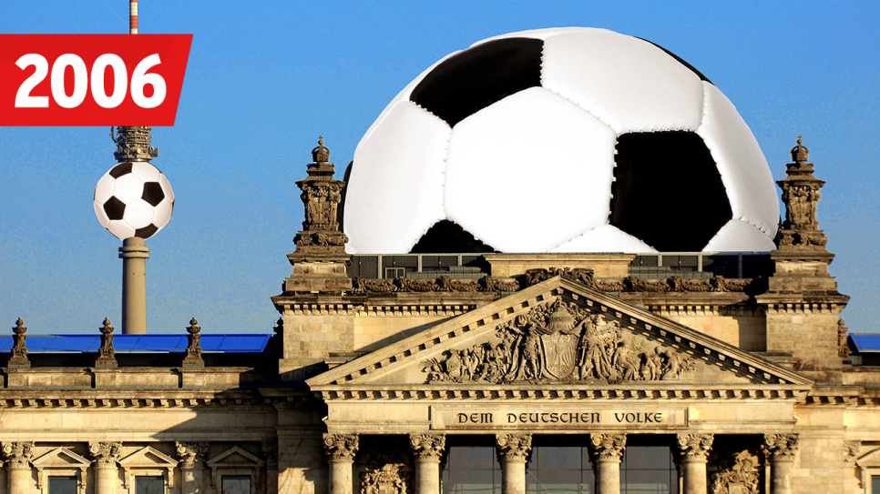 WM Fuﬂballfieber 2006 - Berliner Fernsehturm und Reichstag im Zeichen des Balls, Bild: imago images/Steinach
